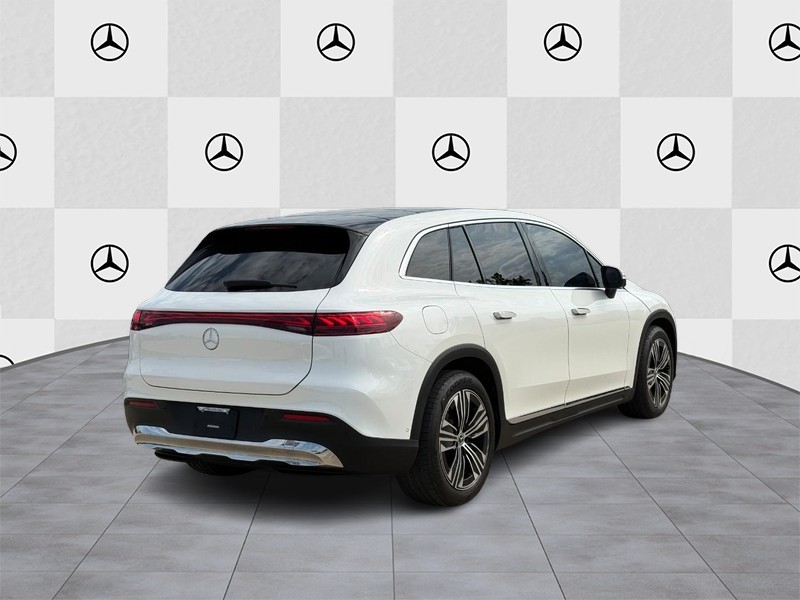 Mercedes-Benz EQS Vehicle Full-screen Gallery Image 3