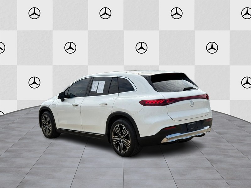Mercedes-Benz EQS Vehicle Full-screen Gallery Image 4