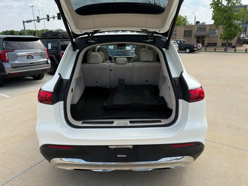 Mercedes-Benz EQS Vehicle Full-screen Gallery Image 8