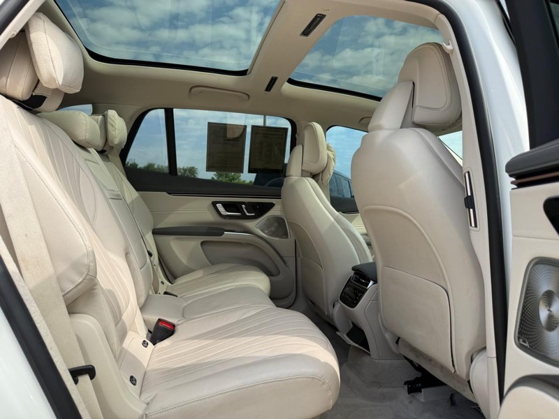 Mercedes-Benz EQS Vehicle Full-screen Gallery Image 10