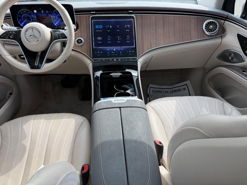 Mercedes-Benz EQS Vehicle Full-screen Gallery Image 11