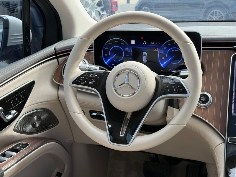 Mercedes-Benz EQS Vehicle Full-screen Gallery Image 12