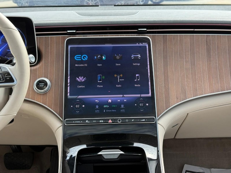 Mercedes-Benz EQS Vehicle Full-screen Gallery Image 13