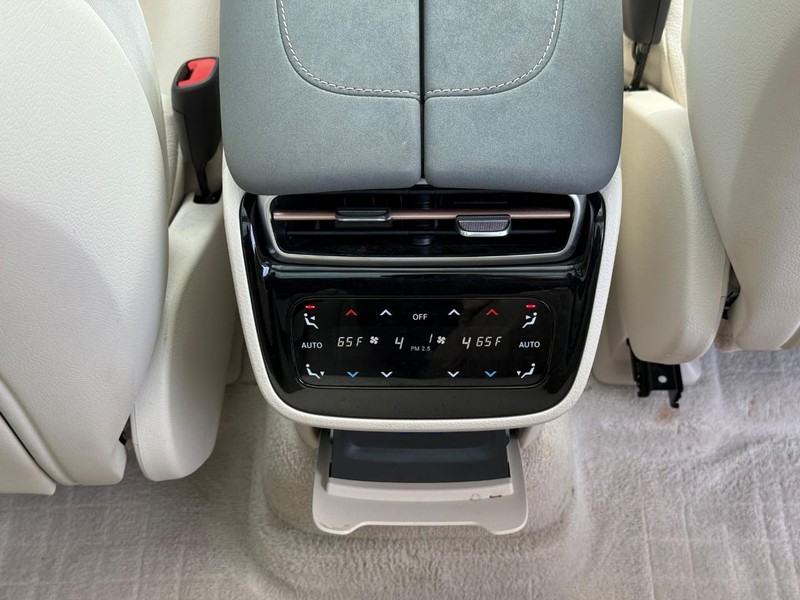 Mercedes-Benz EQS Vehicle Full-screen Gallery Image 15