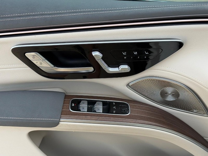 Mercedes-Benz EQS Vehicle Full-screen Gallery Image 16