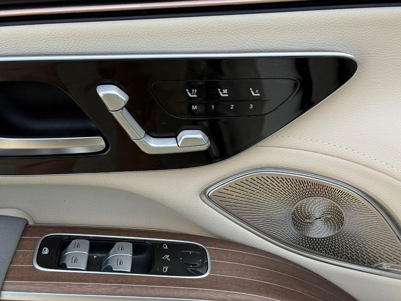 Mercedes-Benz EQS Vehicle Full-screen Gallery Image 17