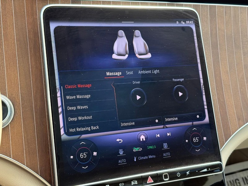 Mercedes-Benz EQS Vehicle Full-screen Gallery Image 25
