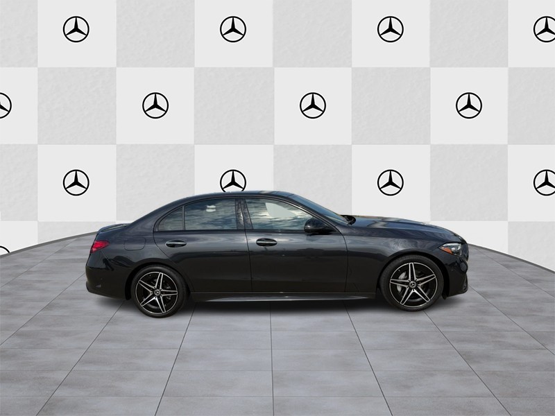 Mercedes-Benz C-Class Vehicle Full-screen Gallery Image 02