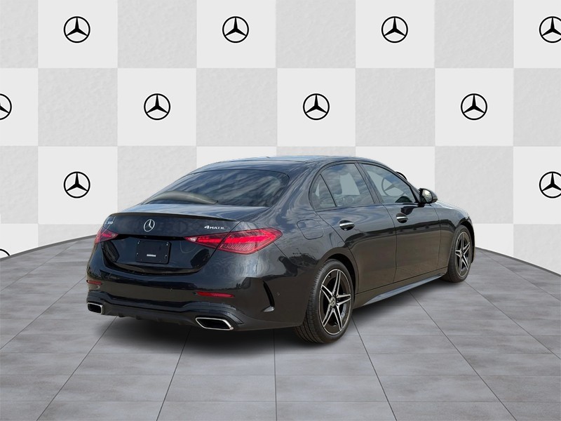 Mercedes-Benz C-Class Vehicle Full-screen Gallery Image 03