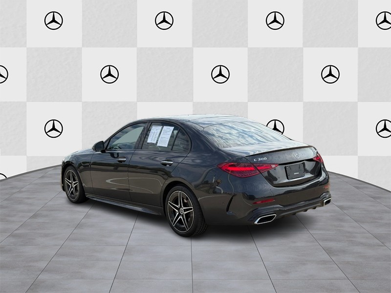 Mercedes-Benz C-Class Vehicle Full-screen Gallery Image 04