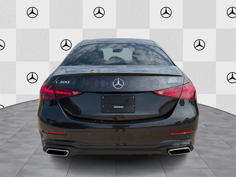 Mercedes-Benz C-Class Vehicle Full-screen Gallery Image 06