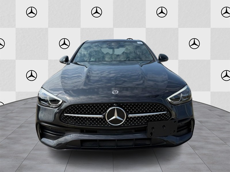 Mercedes-Benz C-Class Vehicle Full-screen Gallery Image 07