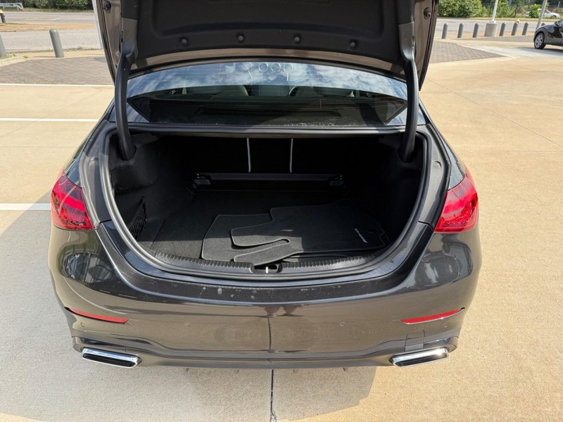Mercedes-Benz C-Class Vehicle Full-screen Gallery Image 08