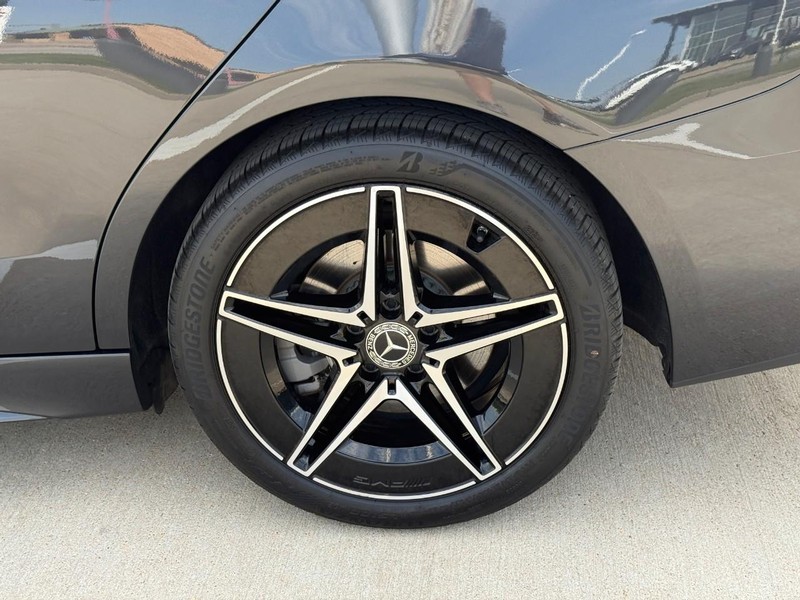 Mercedes-Benz C-Class Vehicle Full-screen Gallery Image 09