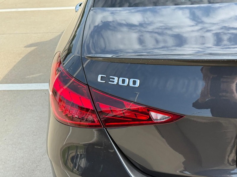 Mercedes-Benz C-Class Vehicle Full-screen Gallery Image 10