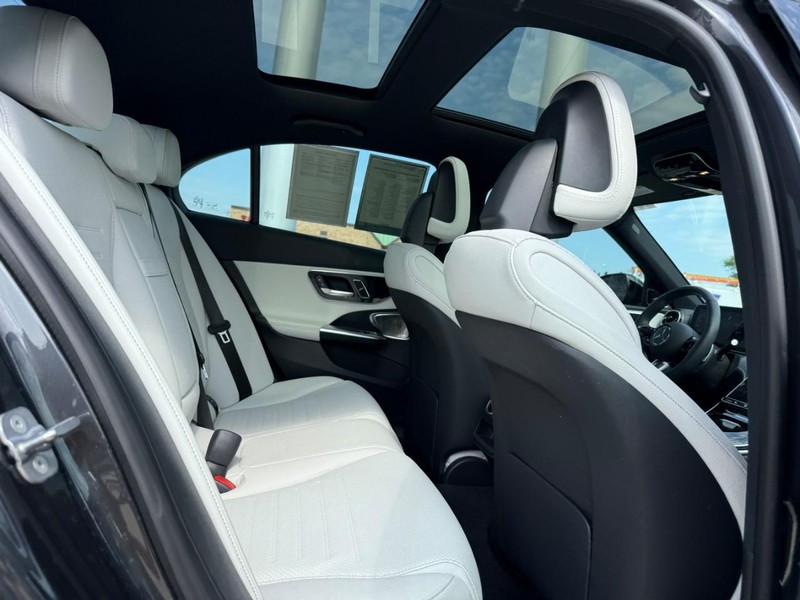 Mercedes-Benz C-Class Vehicle Full-screen Gallery Image 12