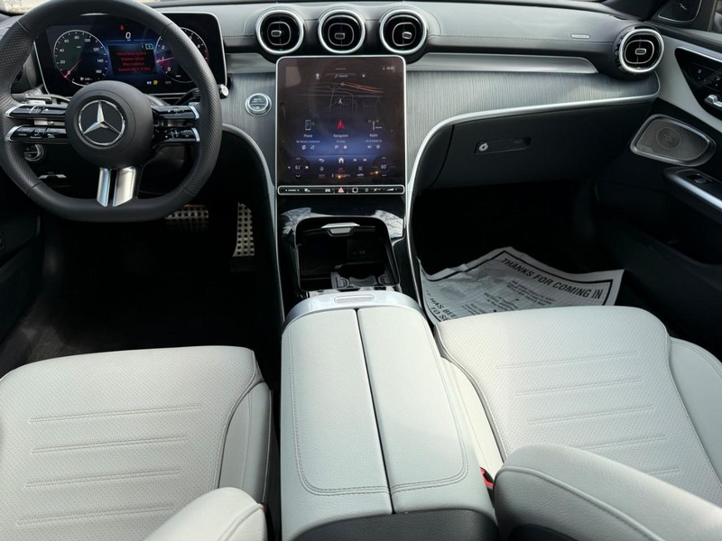 Mercedes-Benz C-Class Vehicle Full-screen Gallery Image 13