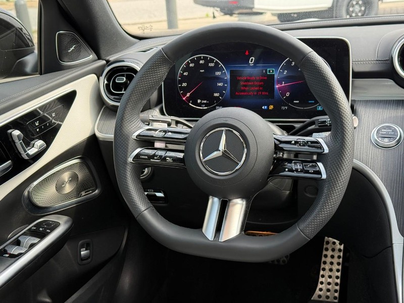 Mercedes-Benz C-Class Vehicle Full-screen Gallery Image 14