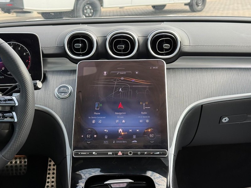 Mercedes-Benz C-Class Vehicle Full-screen Gallery Image 15