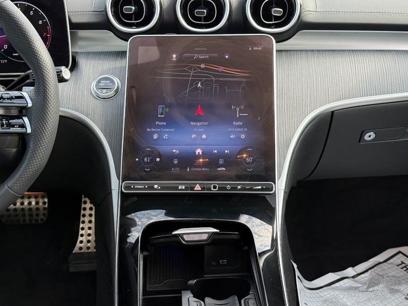 Mercedes-Benz C-Class Vehicle Full-screen Gallery Image 16