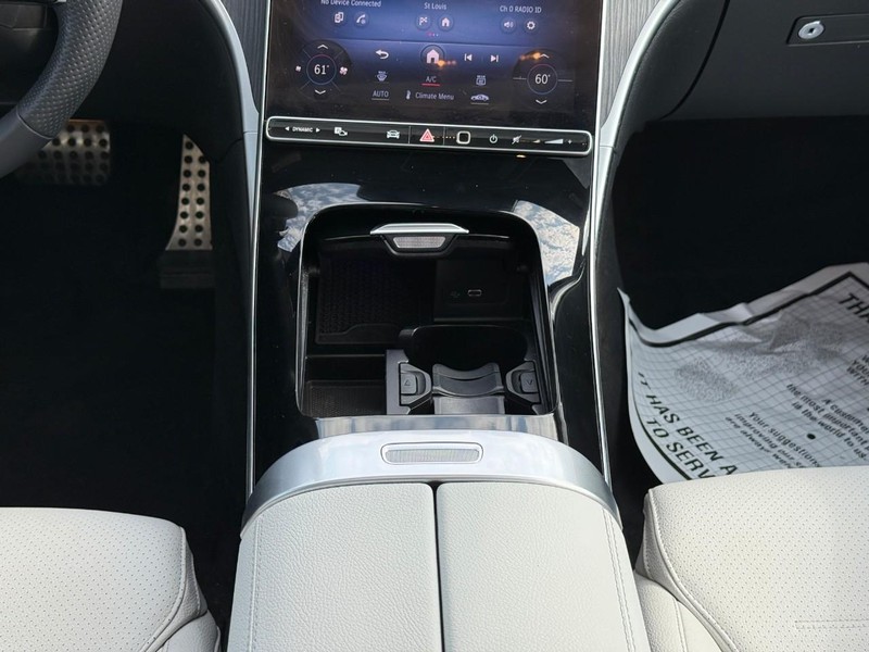 Mercedes-Benz C-Class Vehicle Full-screen Gallery Image 17