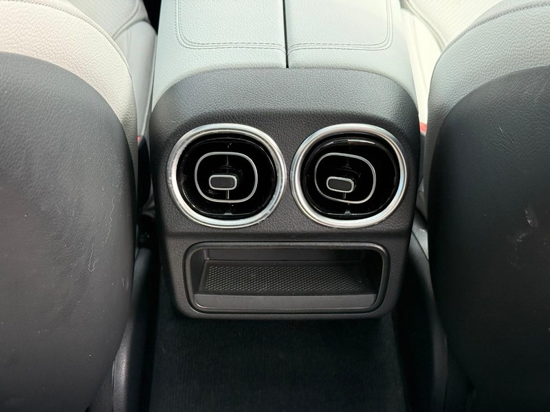 Mercedes-Benz C-Class Vehicle Full-screen Gallery Image 18