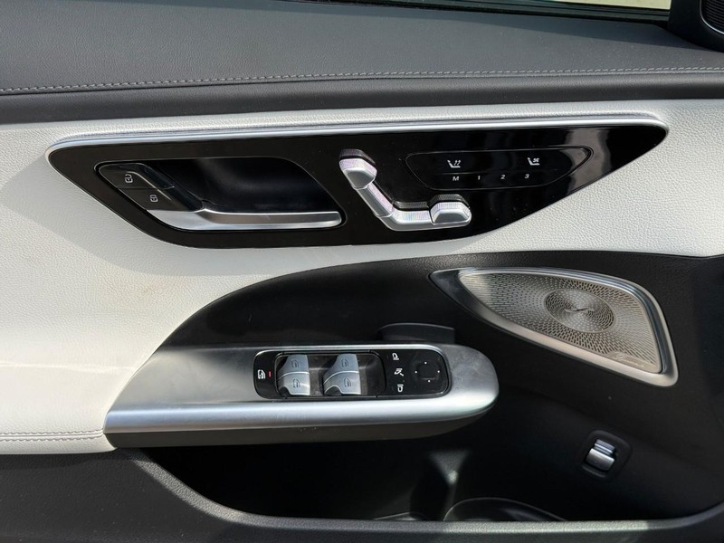 Mercedes-Benz C-Class Vehicle Full-screen Gallery Image 19
