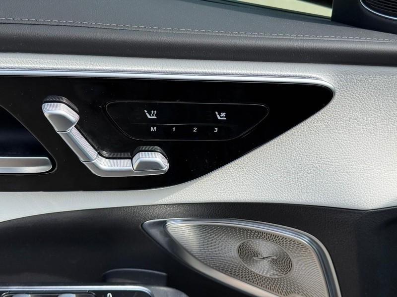 Mercedes-Benz C-Class Vehicle Full-screen Gallery Image 20