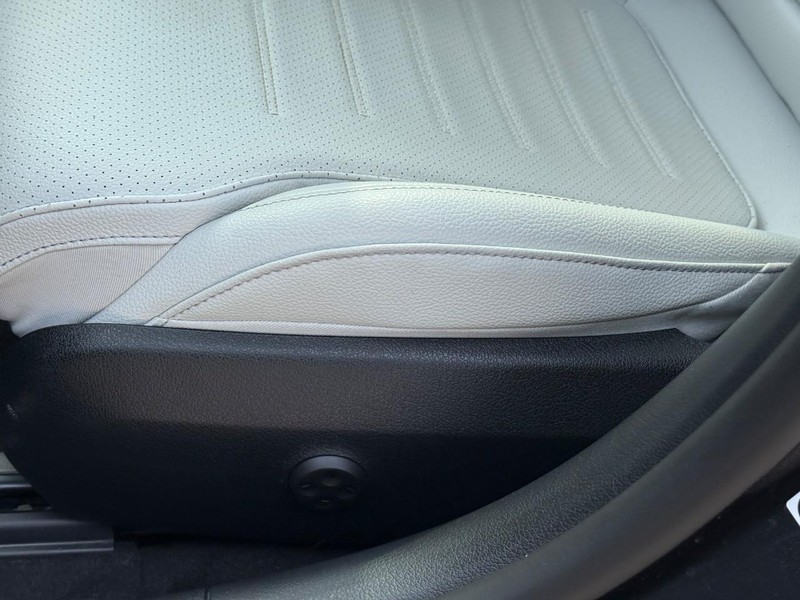 Mercedes-Benz C-Class Vehicle Full-screen Gallery Image 22