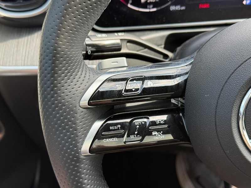 Mercedes-Benz C-Class Vehicle Full-screen Gallery Image 23