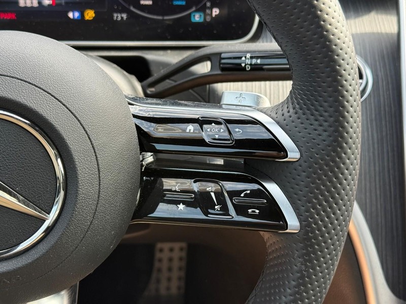 Mercedes-Benz C-Class Vehicle Full-screen Gallery Image 24