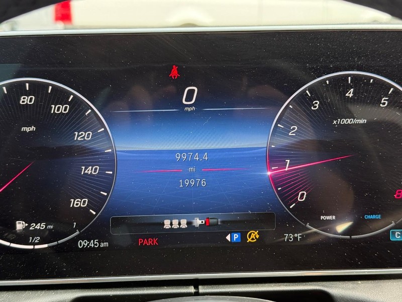 Mercedes-Benz C-Class Vehicle Full-screen Gallery Image 25