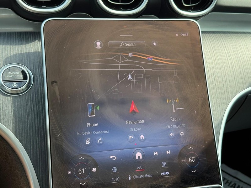 Mercedes-Benz C-Class Vehicle Full-screen Gallery Image 26