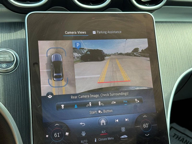 Mercedes-Benz C-Class Vehicle Full-screen Gallery Image 28