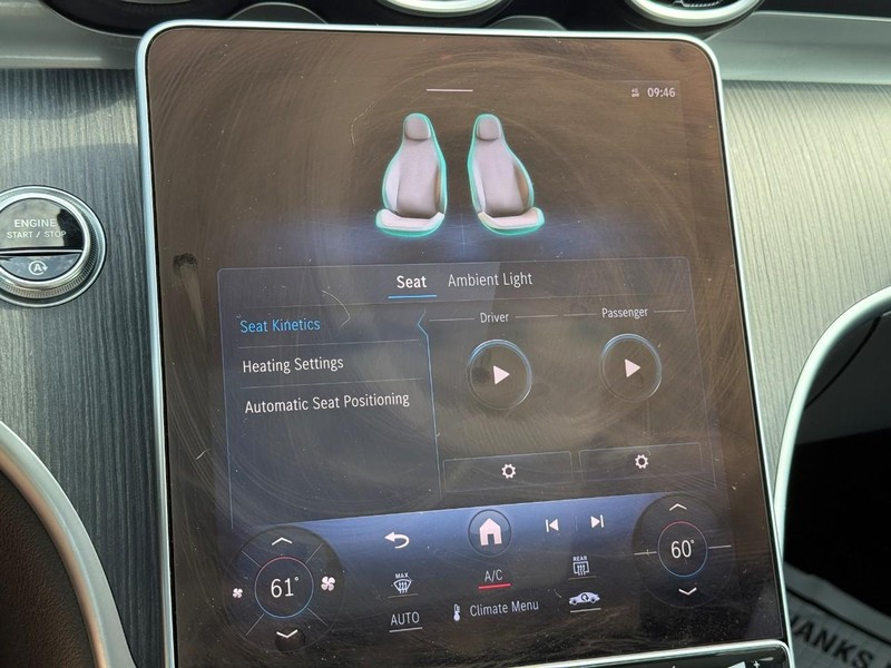 Mercedes-Benz C-Class Vehicle Full-screen Gallery Image 29