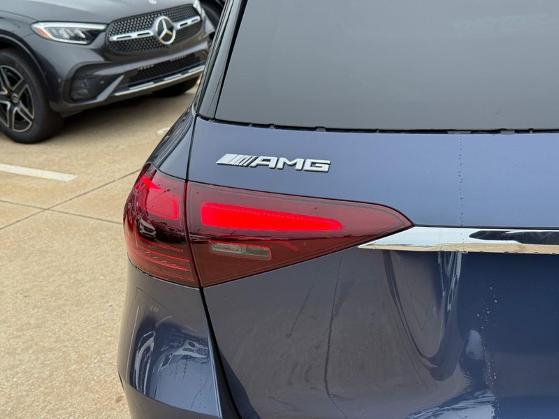 Mercedes-Benz GLE Vehicle Full-screen Gallery Image 4
