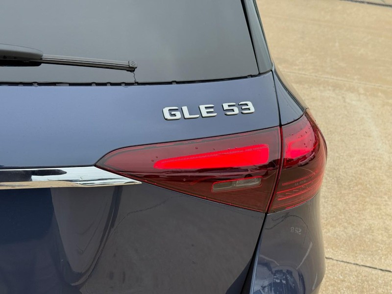 Mercedes-Benz GLE Vehicle Full-screen Gallery Image 5
