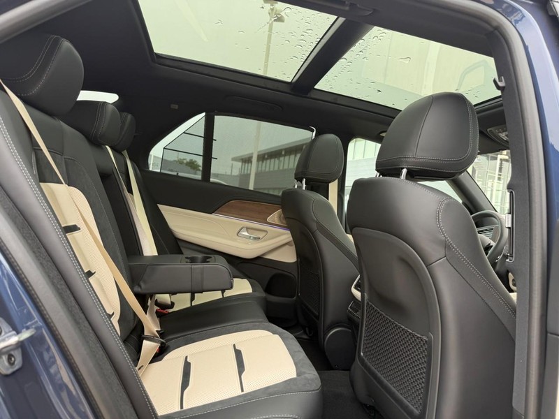 Mercedes-Benz GLE Vehicle Full-screen Gallery Image 8