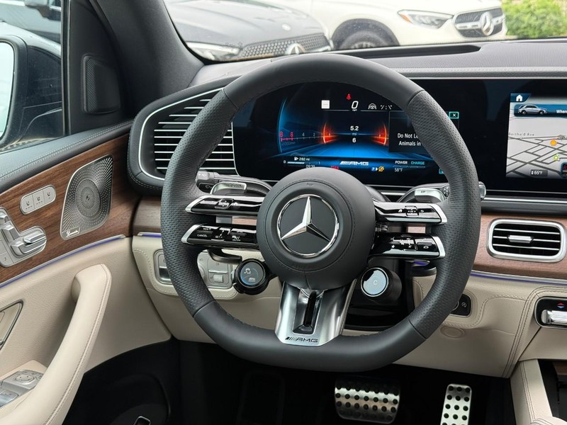 Mercedes-Benz GLE Vehicle Full-screen Gallery Image 10