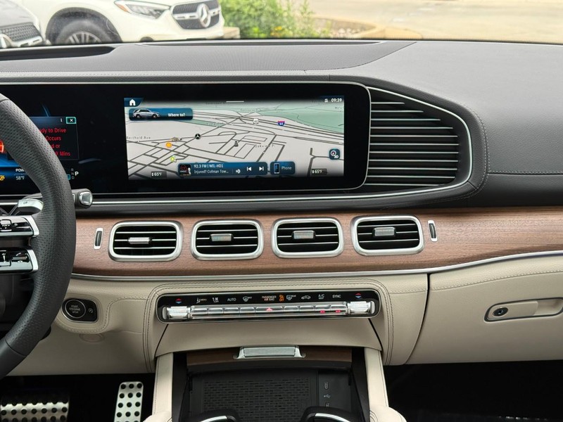 Mercedes-Benz GLE Vehicle Full-screen Gallery Image 11