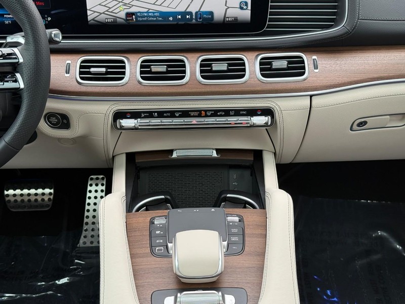Mercedes-Benz GLE Vehicle Full-screen Gallery Image 12