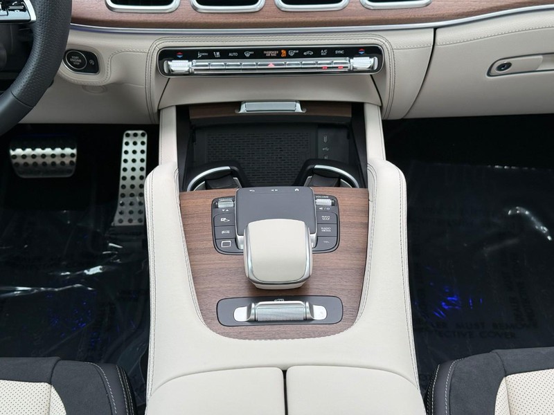 Mercedes-Benz GLE Vehicle Full-screen Gallery Image 13