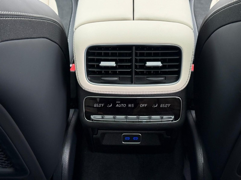 Mercedes-Benz GLE Vehicle Full-screen Gallery Image 14