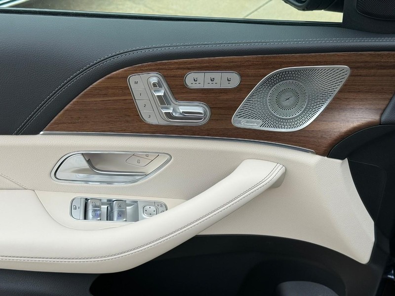 Mercedes-Benz GLE Vehicle Full-screen Gallery Image 15