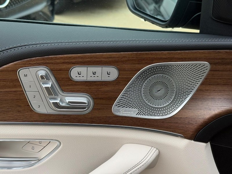 Mercedes-Benz GLE Vehicle Full-screen Gallery Image 16