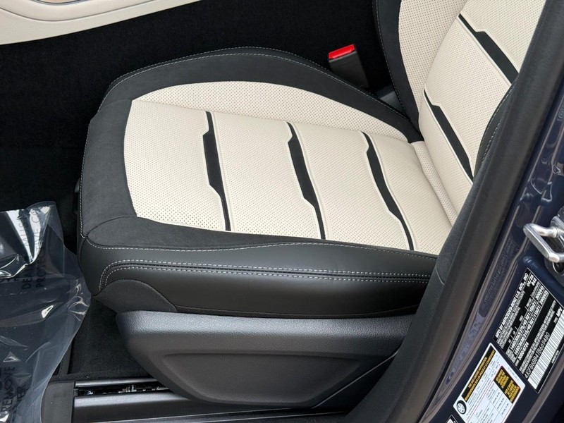 Mercedes-Benz GLE Vehicle Full-screen Gallery Image 17