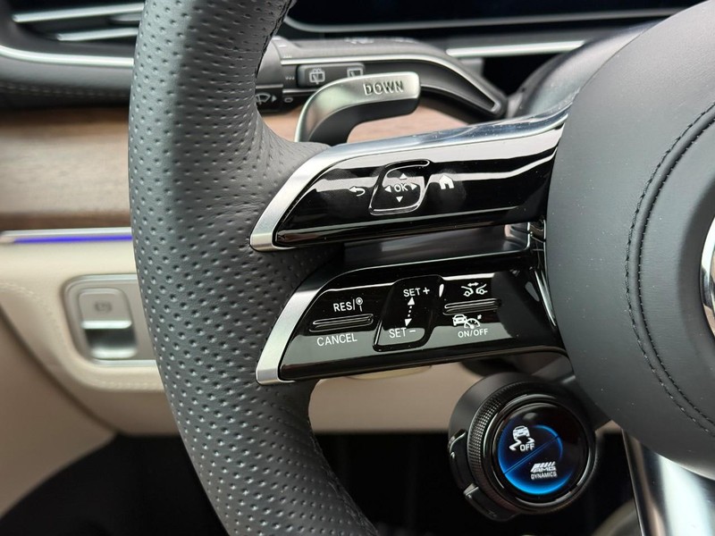 Mercedes-Benz GLE Vehicle Full-screen Gallery Image 18