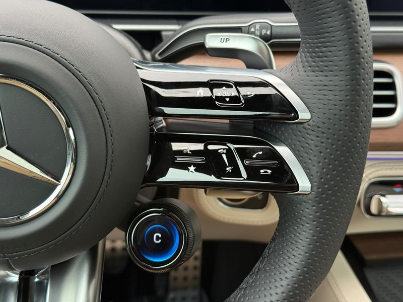 Mercedes-Benz GLE Vehicle Full-screen Gallery Image 19