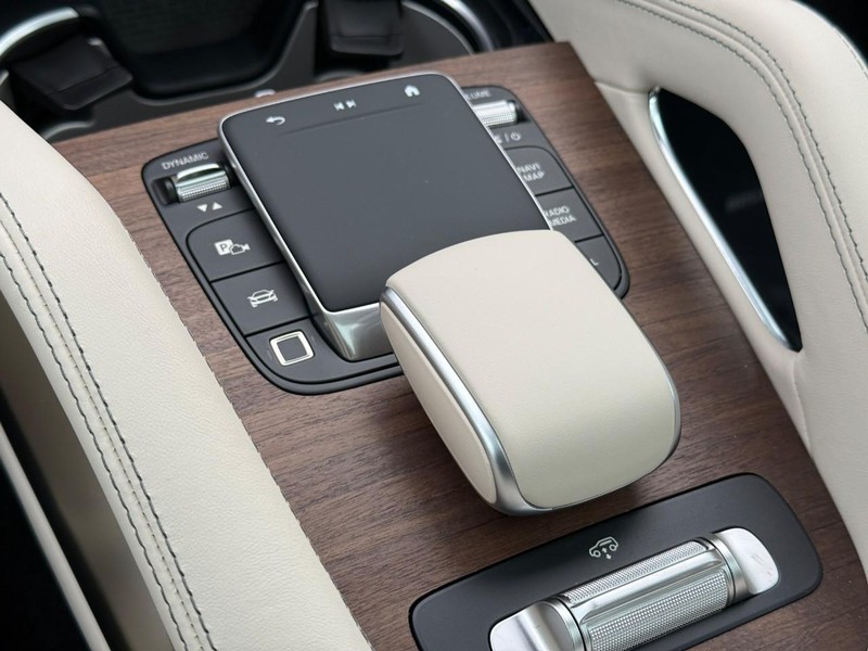 Mercedes-Benz GLE Vehicle Full-screen Gallery Image 20