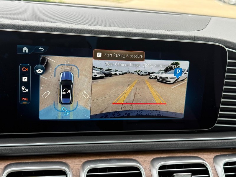 Mercedes-Benz GLE Vehicle Full-screen Gallery Image 21